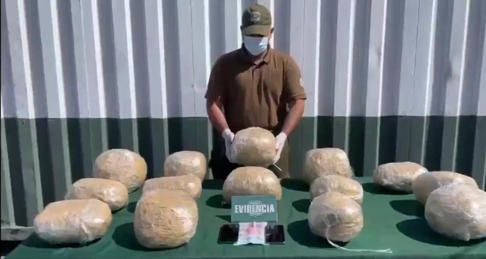 DETIENEN A JÓVENES QUE TRANSPORTABAN 15 KILOS DE MARIHUANA EN CALETA CHIPANA