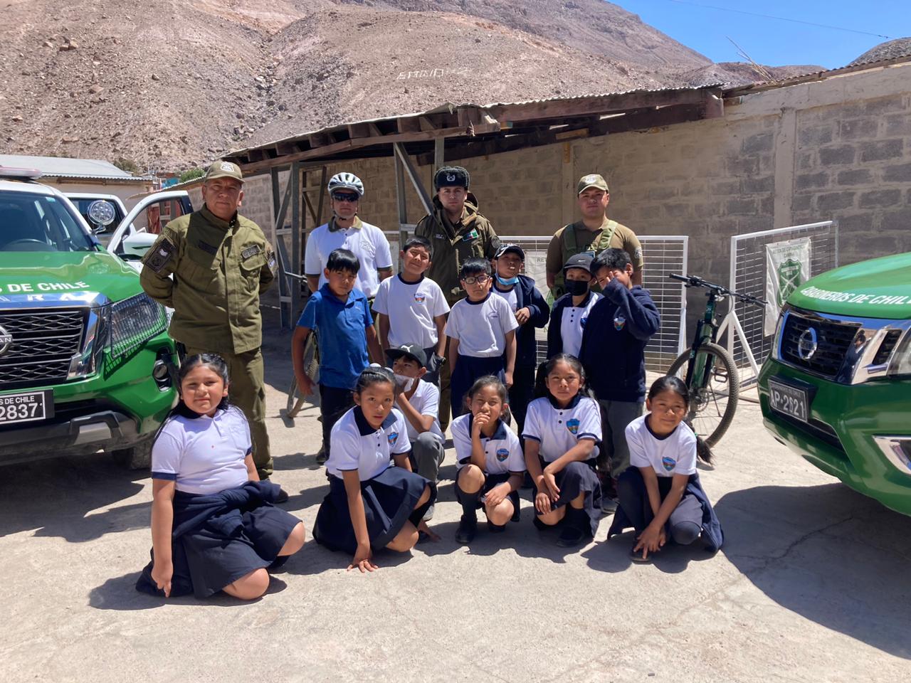 Retén de Camiña recibe la visita del Jardín Infantil Caranguitos y a los alumnos de la escuela de Camiña.