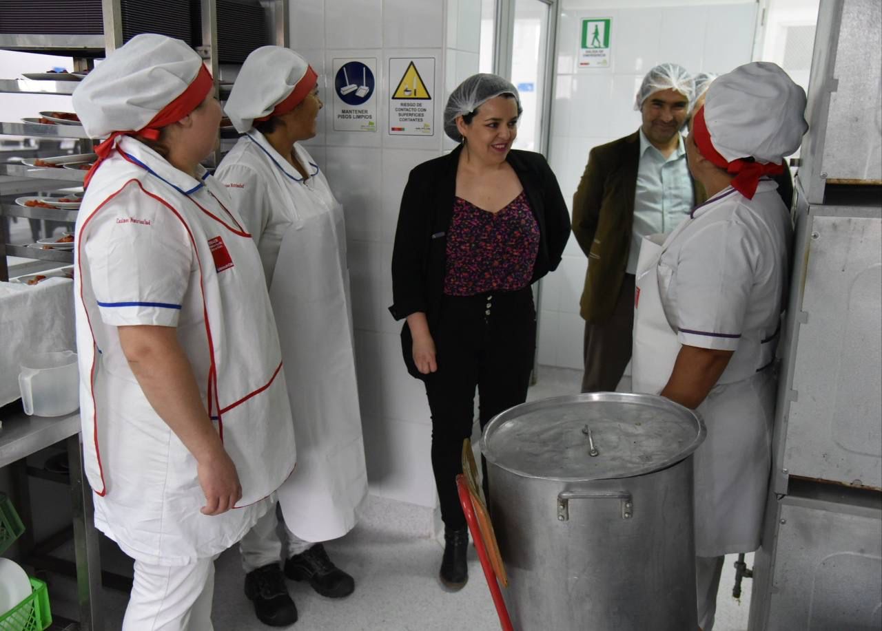Directora nacional de Junaeb y Seremi de Educación (s) visitan obras de la renovada cocina en el Liceo Bicentenario Minero Juan Pablo II de Alto Hospicio