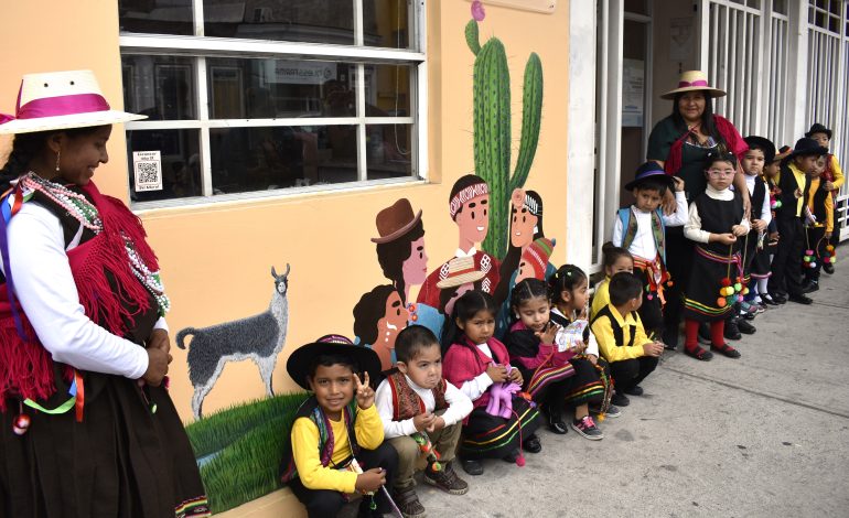 Con visita de párvulos Aymaras inauguran Mural en Iquique
