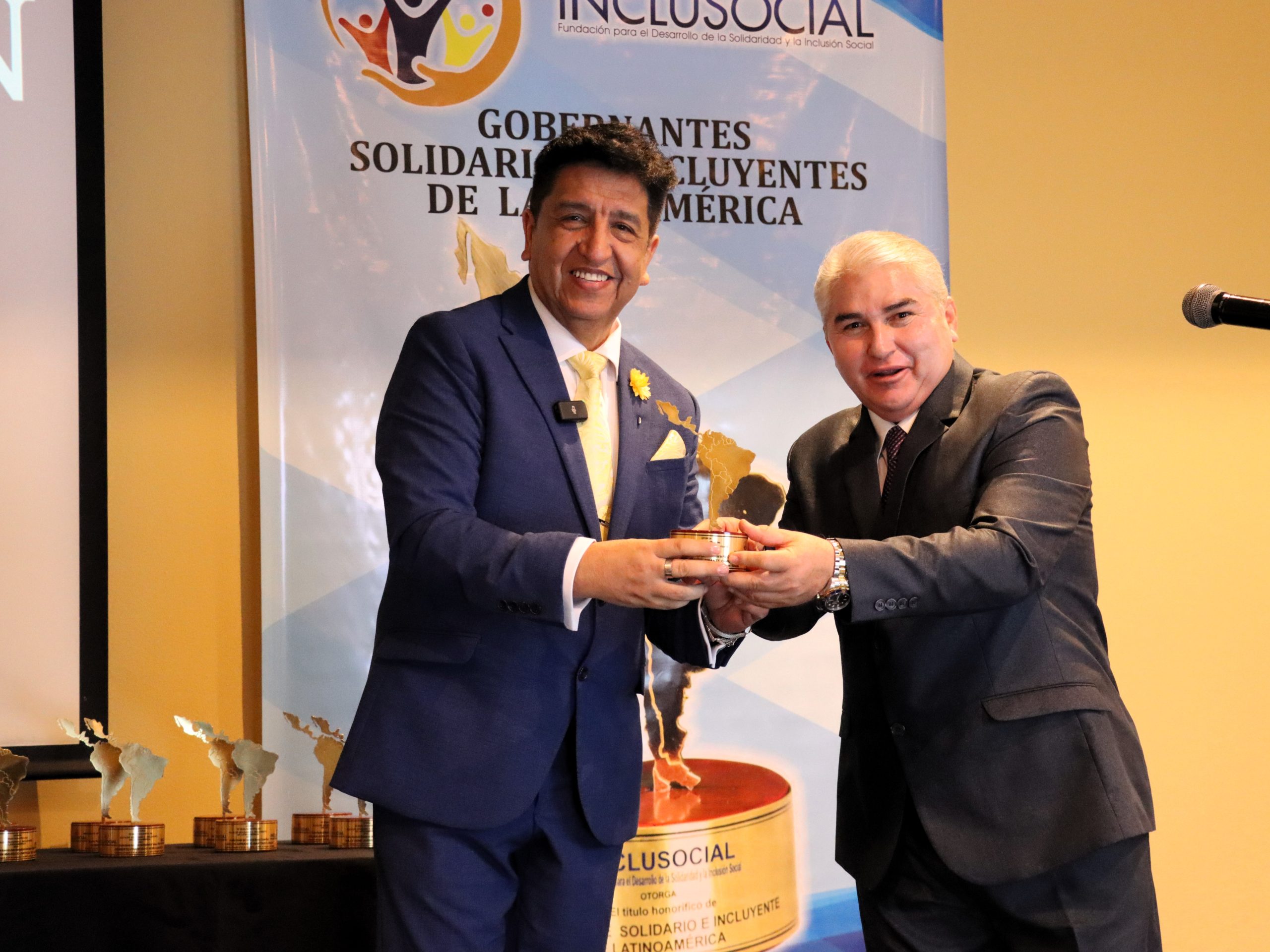 Alcalde de Pica recibe galardón Internacional como alcalde solidario e incluyente