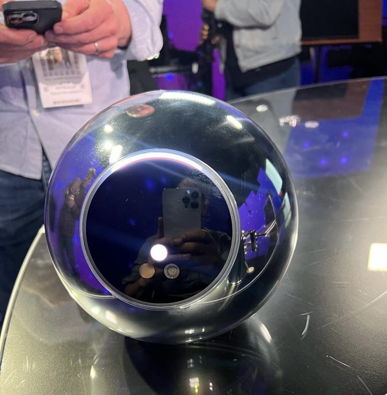 Alerta en Europa por firma que pide escanear iris a cambio de bono: En Chile captó a miles de personas.