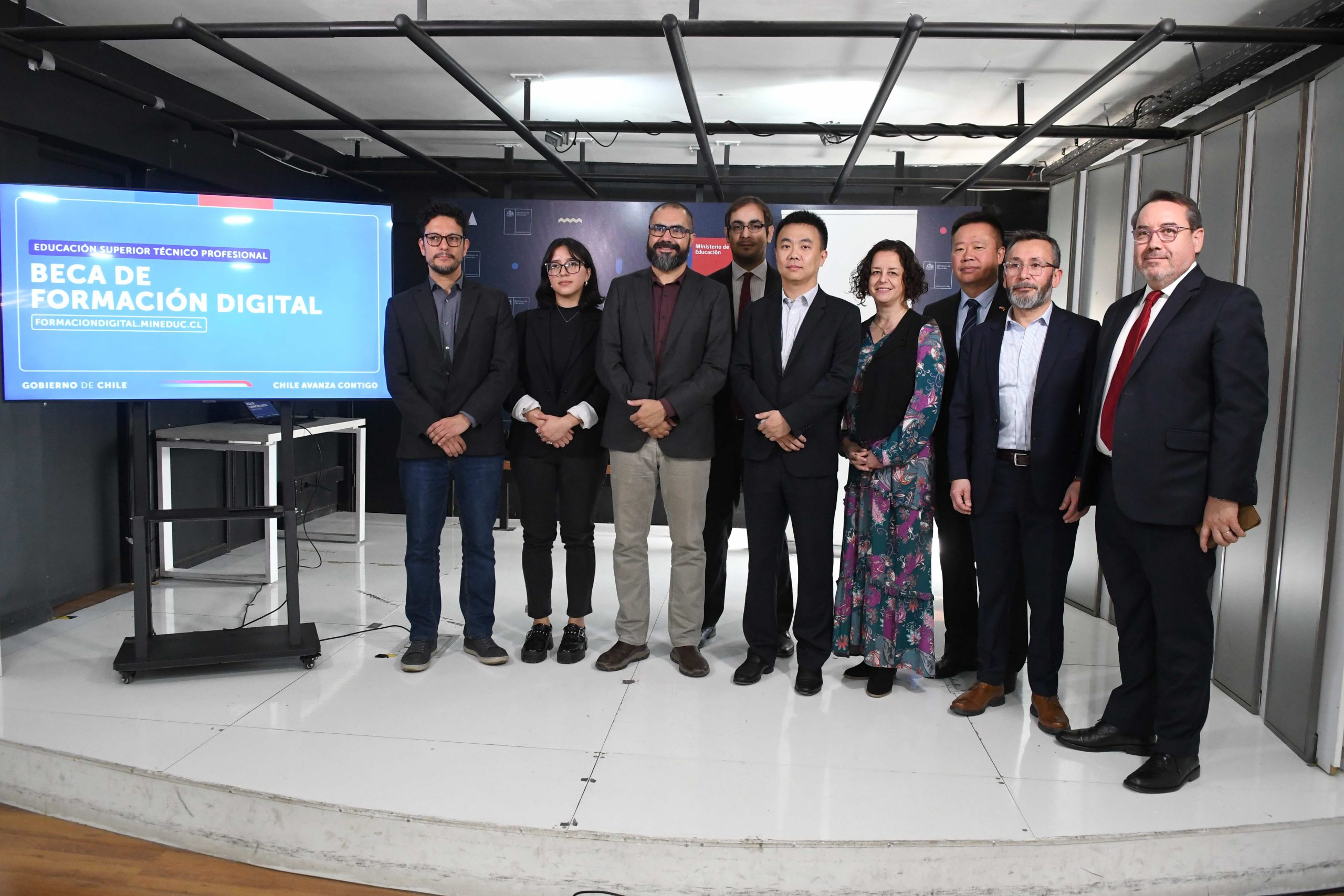 Mineduc y Huawei abren convocatoria a becas en China para potenciar el talento digital.