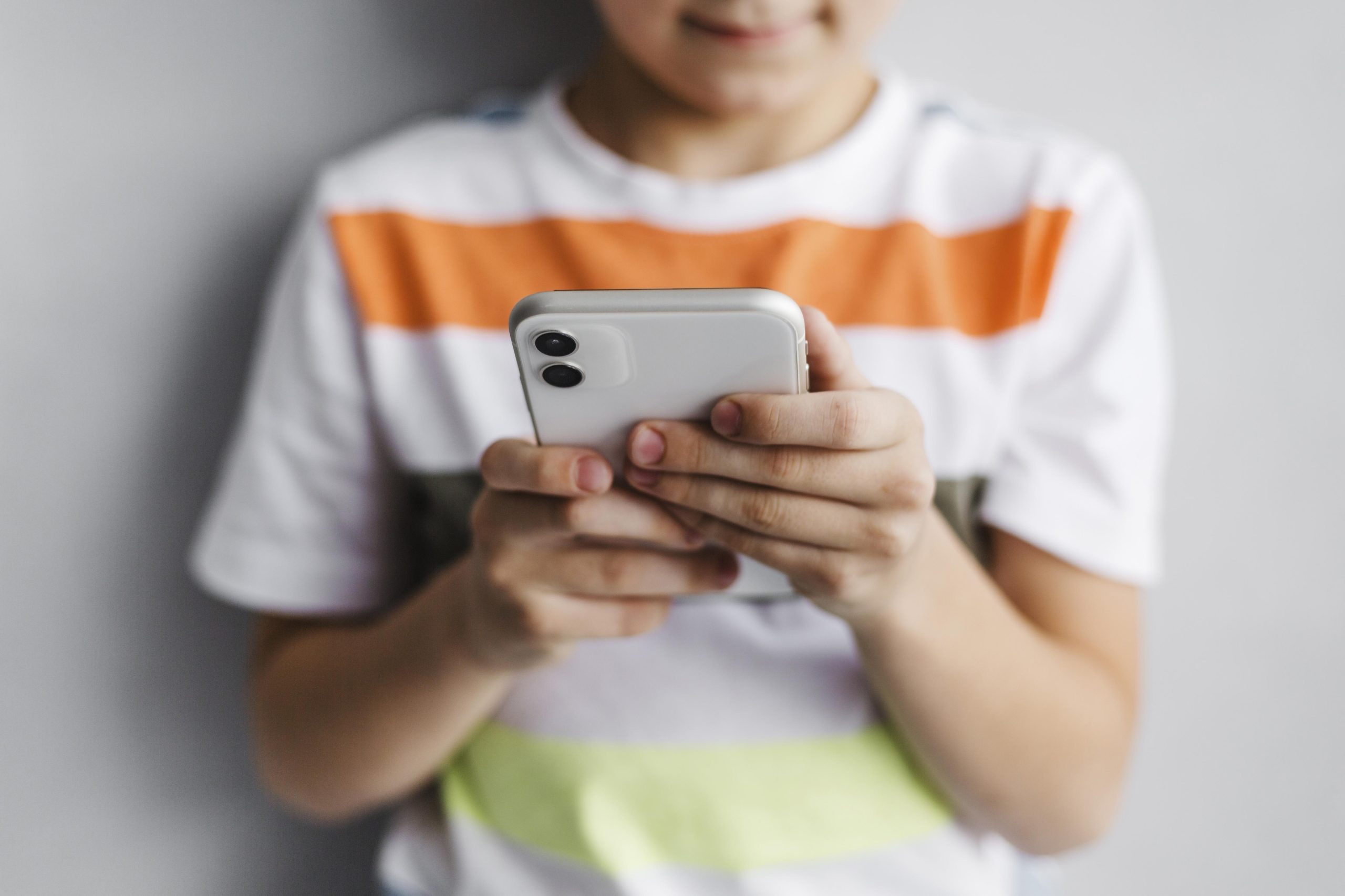 Niños chilenos reciben a los 8 años su primer teléfono móvil.