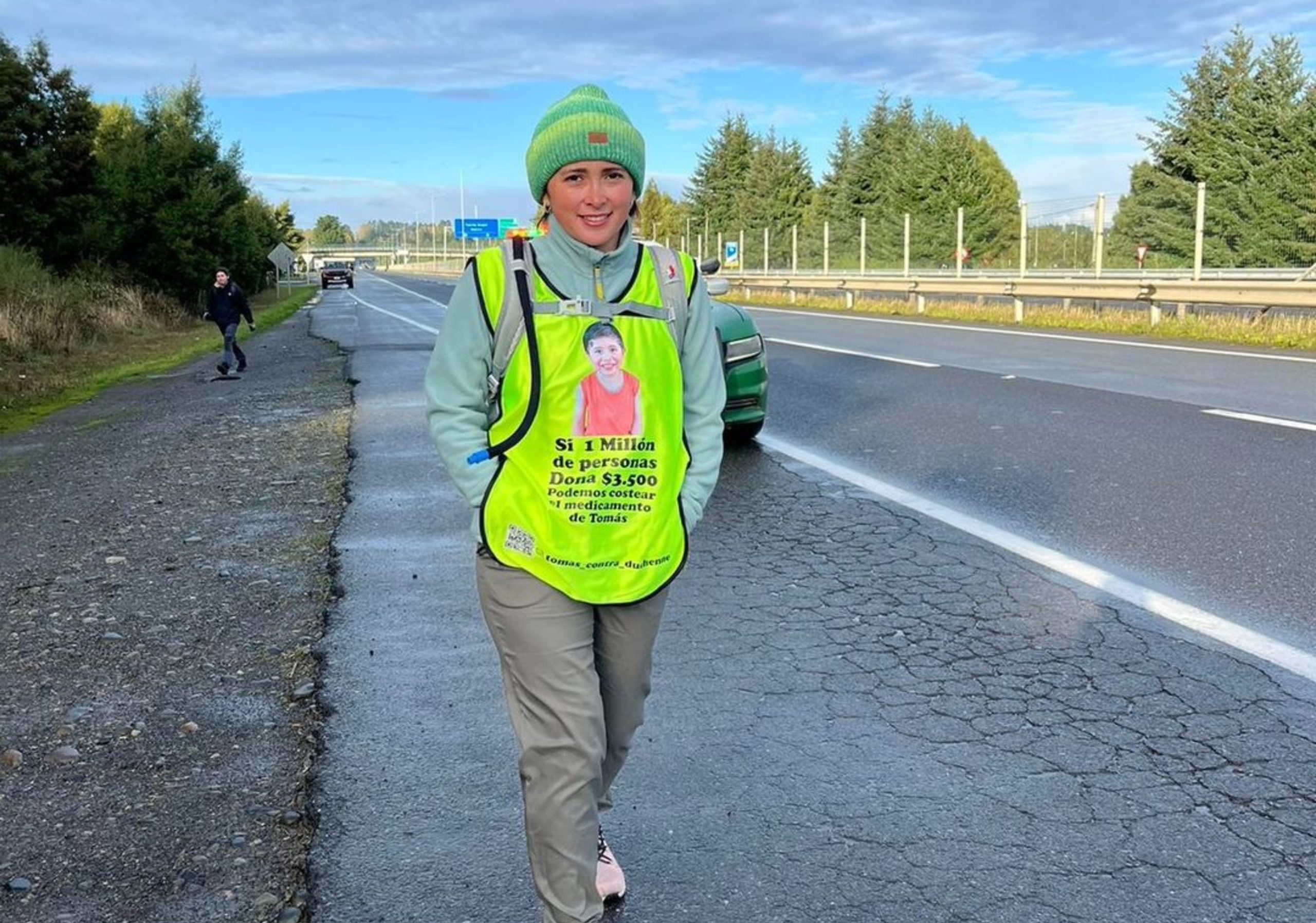 Madre que camina a La Moneda en busca de ayuda médica para su hijo pide legislar sobre enfermedades raras “para que esto no pase con los niños”.