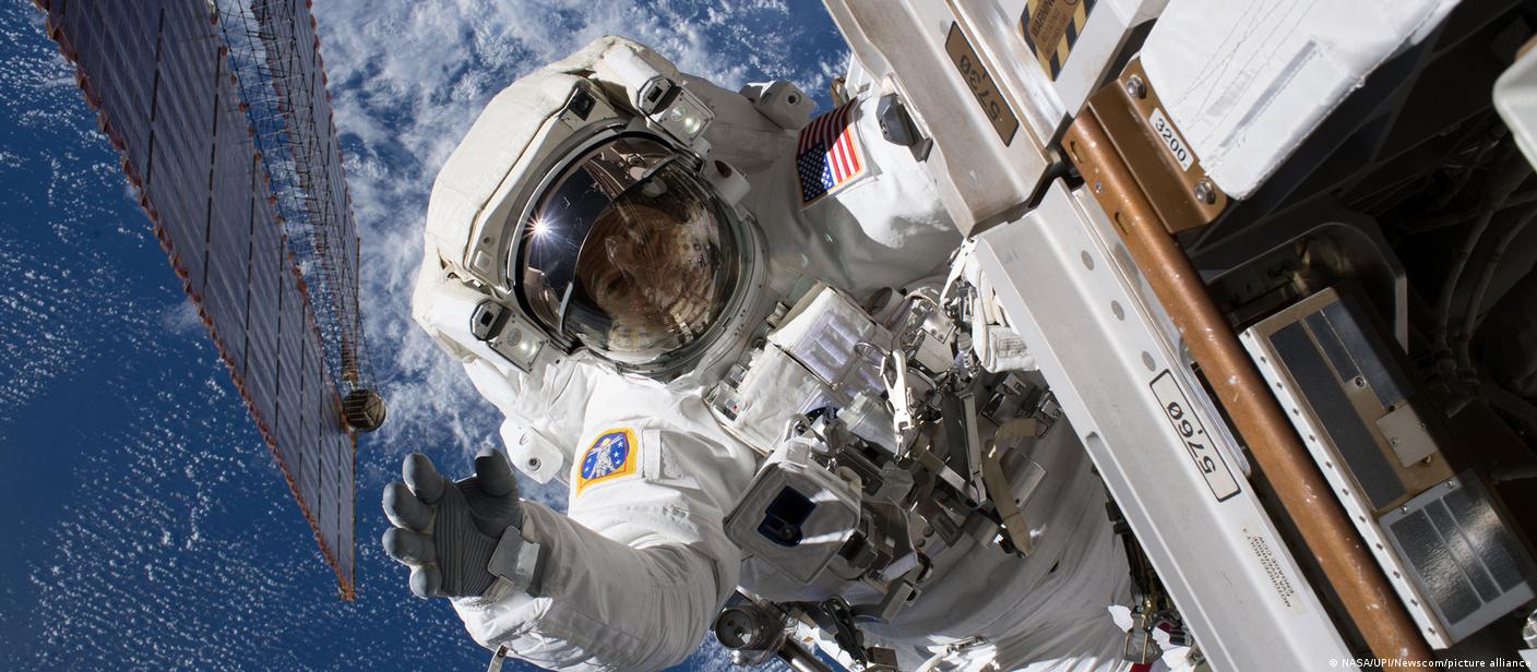 Fallas técnicas retrasan regreso a la Tierra de astronautas.