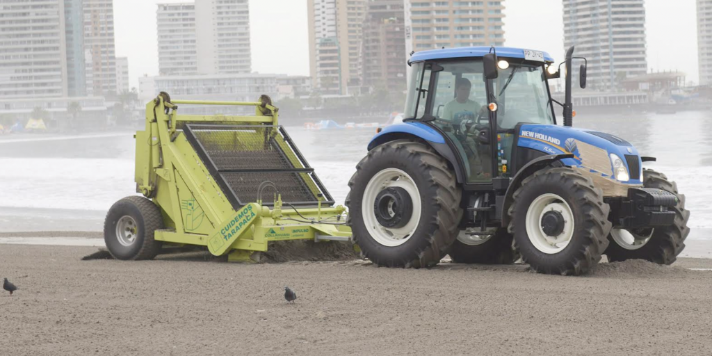 Mil 300 toneladas de residuos ha retirado máquina barredora de la zona costera de Iquique.