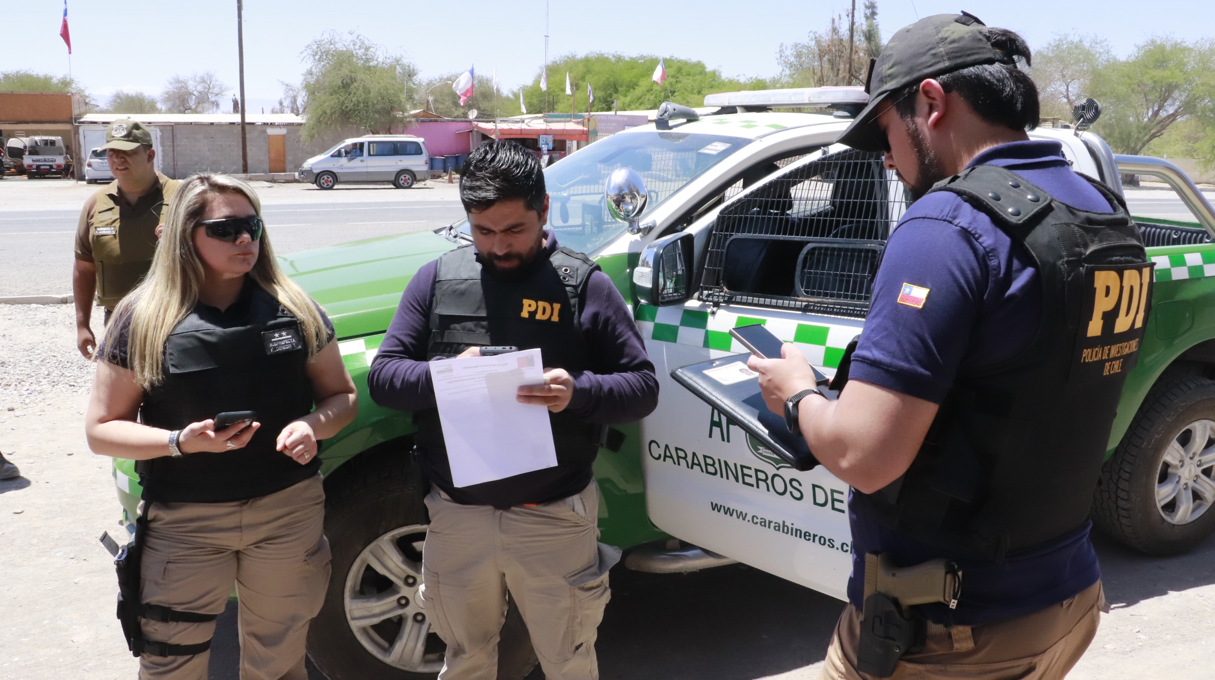 Registran a extranjeros con sistema biométrico en La Tirana para iniciar su proceso de expulsión.