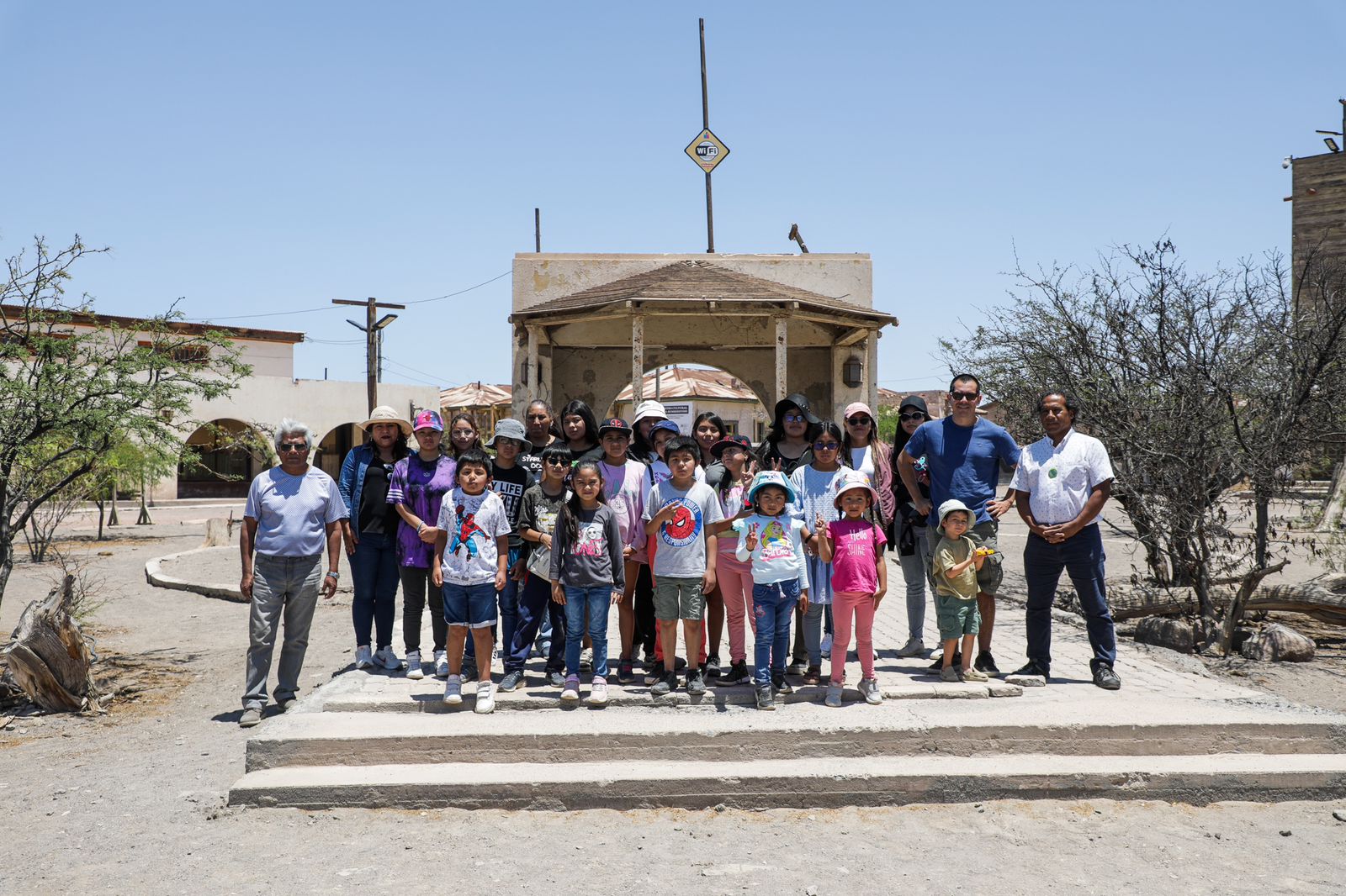 DELEGACIÓN DE ESTUDIANTES DE MAMIÑA VISITA LA SALITRERA HUMBERSTONE  EN EL DÍA DE LOS PATRIMONIOS PARA LAS INFANCIAS.