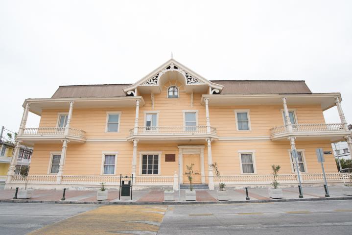 Gobierno traspasó administración del Palacio Astoreca a la UNAP.