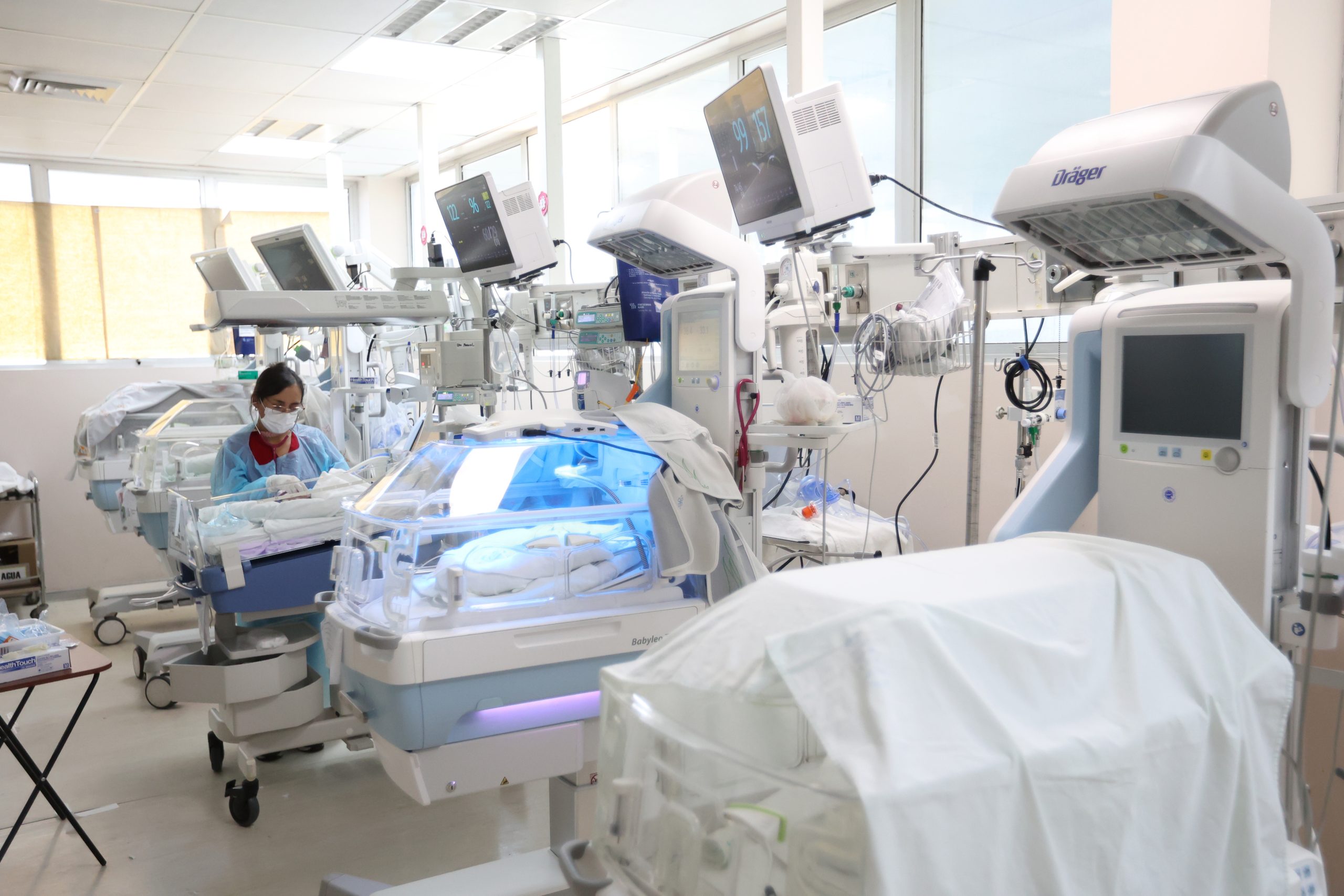 Alianza público-privada concretó primera etapa con renovación de equipamiento en la Unidad de Neonatología del Hospital Regional de Iquique.
