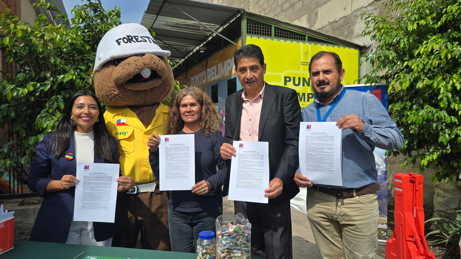 CONAF Tarapacá Avanza en Estado Verde con firma de convenio con Asociación Gremial de Recicladores para tratamiento de residuos.