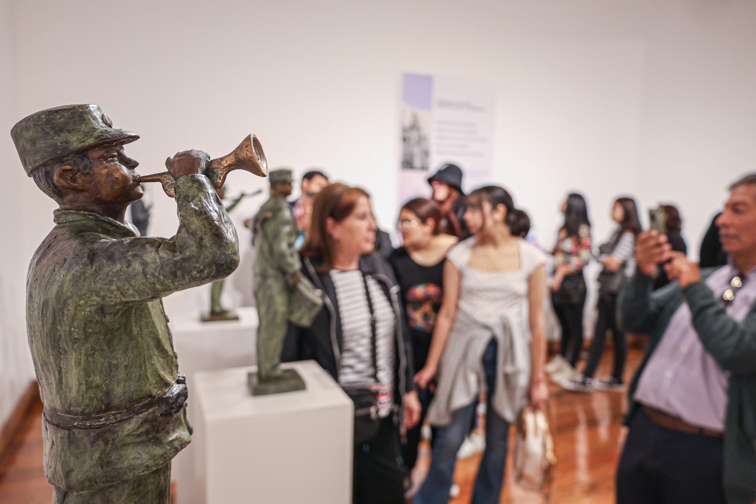 Sala de Arte Casa Collahuasi recibe casi 8 mil visitantes con exposición “Grandes Personajes de Nuestra Historia Naval”.