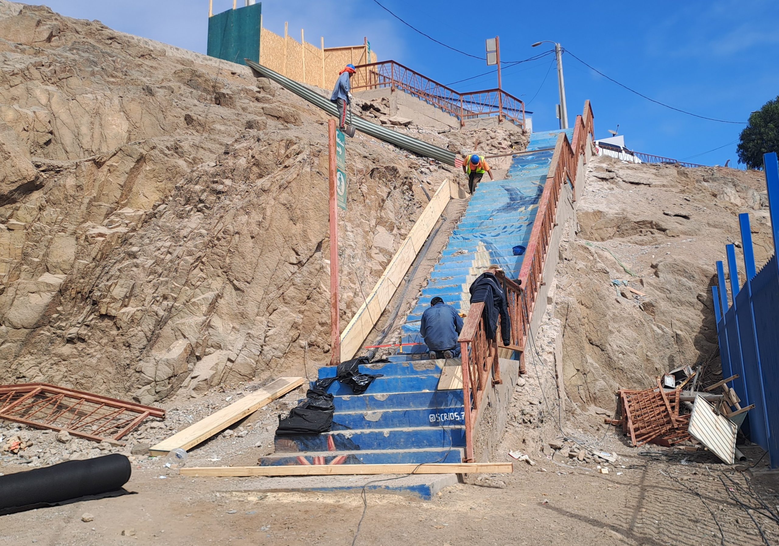 MINVU junto al municipio de Huara inician obras de mejoramiento de escalera en Pisagua por $143 millones a través del Programa Pequeñas Localidades.