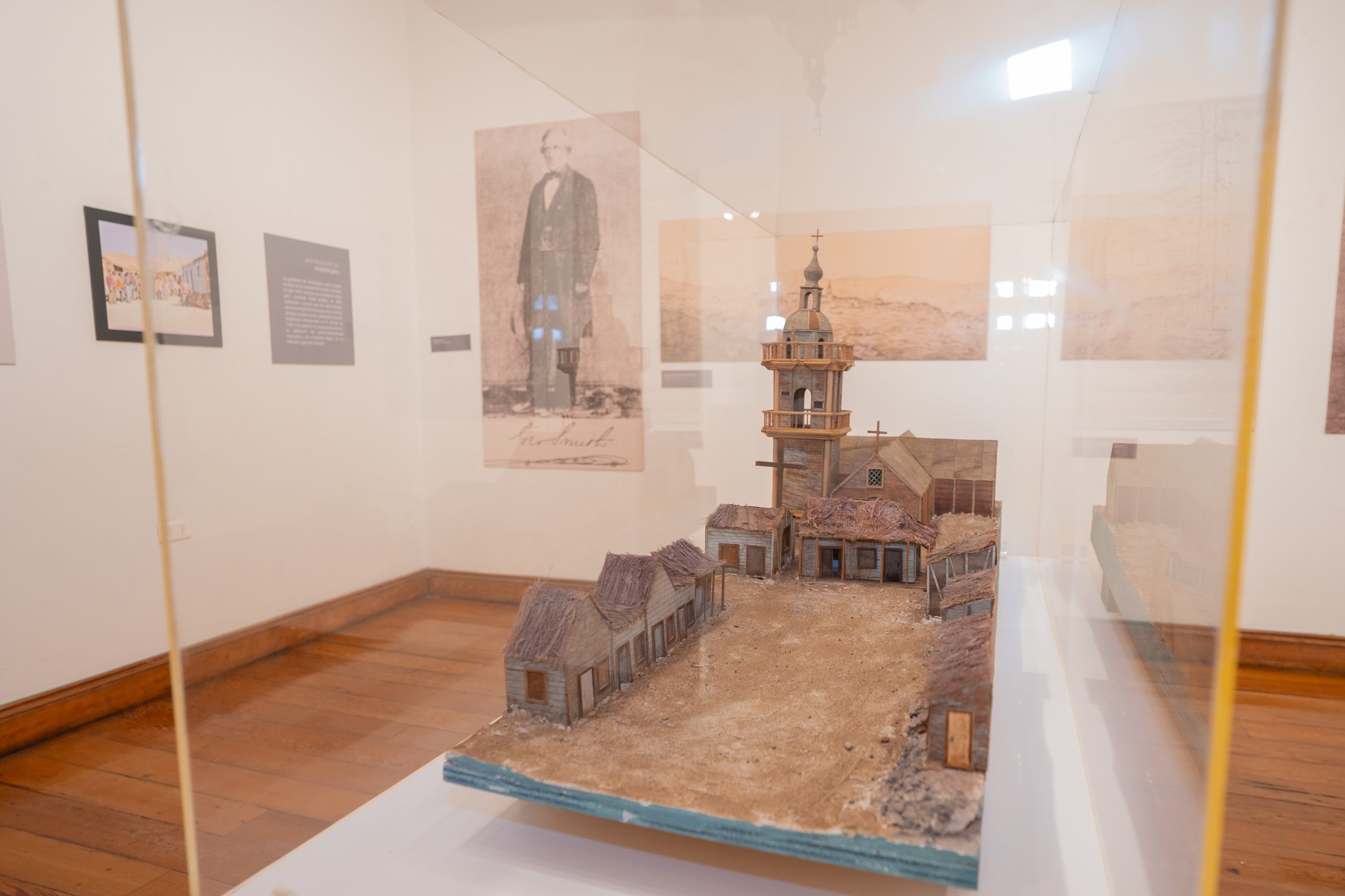 «Huantajaya: El Inicio de la Minería en Chile» se expone en Sala de Arte Casa Collahuasi.