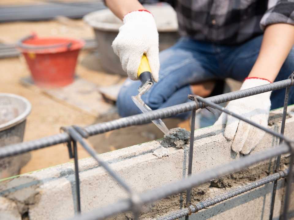 Investigación alertó sobre la baja sostenida de permisos de edificación desde 2019 en Chile.