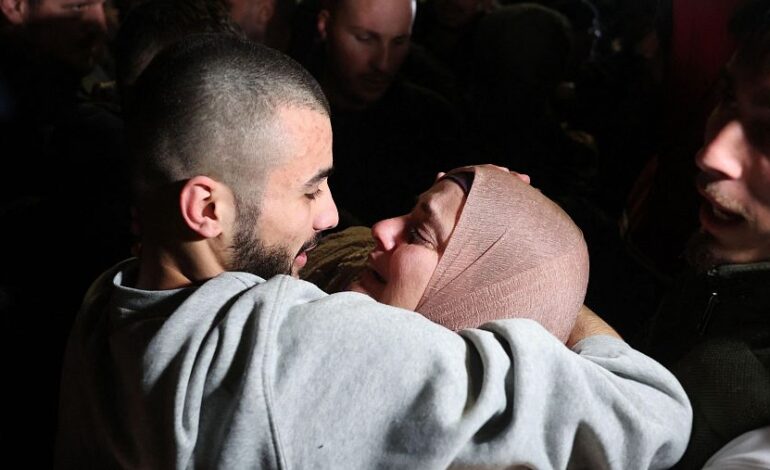 Hamás libera a los rehenes israelíes. Israel libera a prisioneros palestinos.