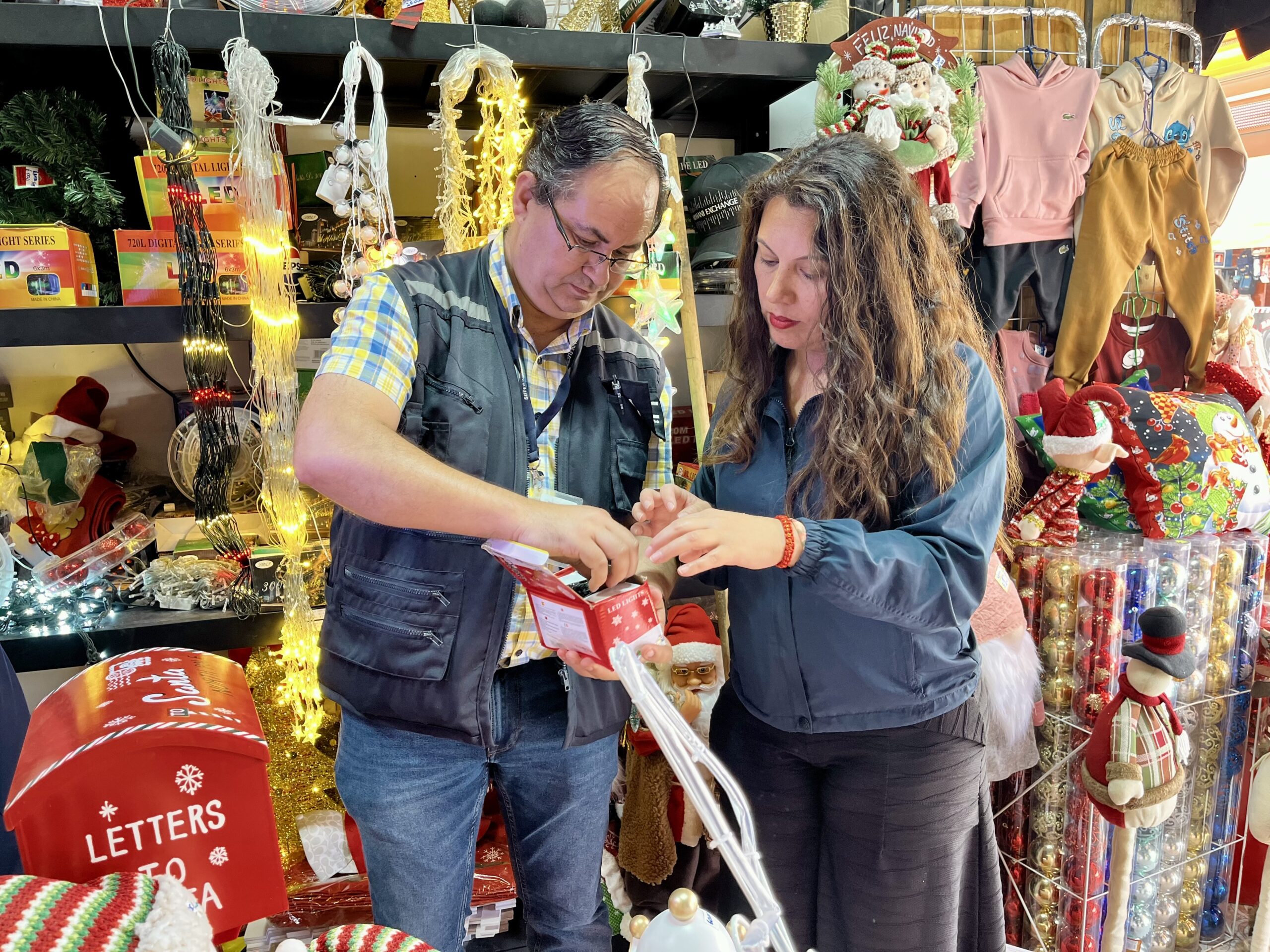 SEC fiscaliza venta de guirnaldas navideñas y llama a comprar solo productos certificados.
