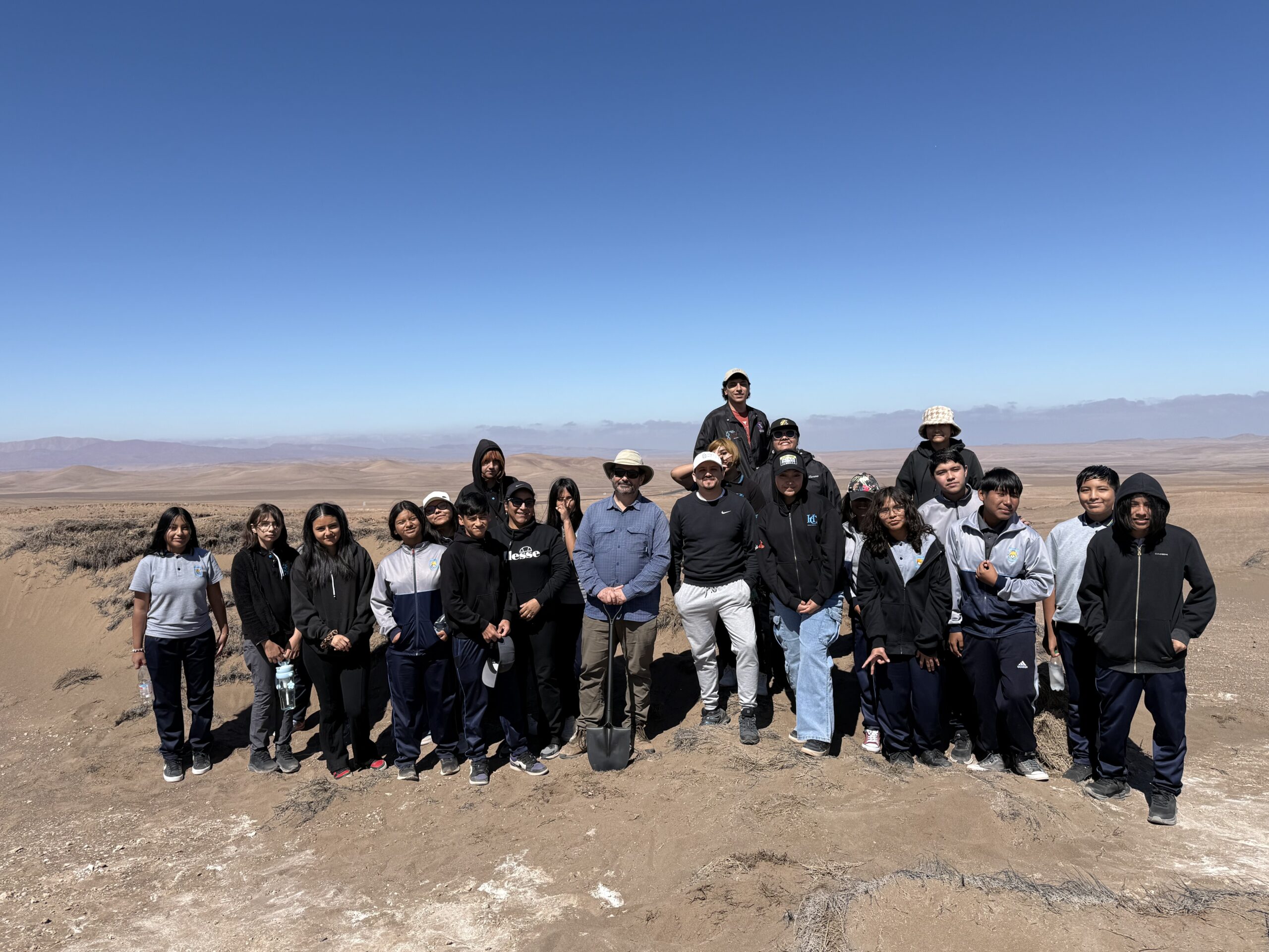 Escolares de Pozo Almonte investigan el pasado del desierto para comprender el clima del futuro en innovador taller de genómica y biodiversidad.