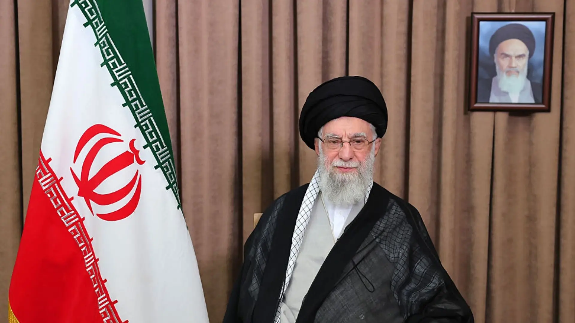 El líder supremo de Irán, Alí Jameneí, muere en ataque de EE.UU. e Israel contra Irán.