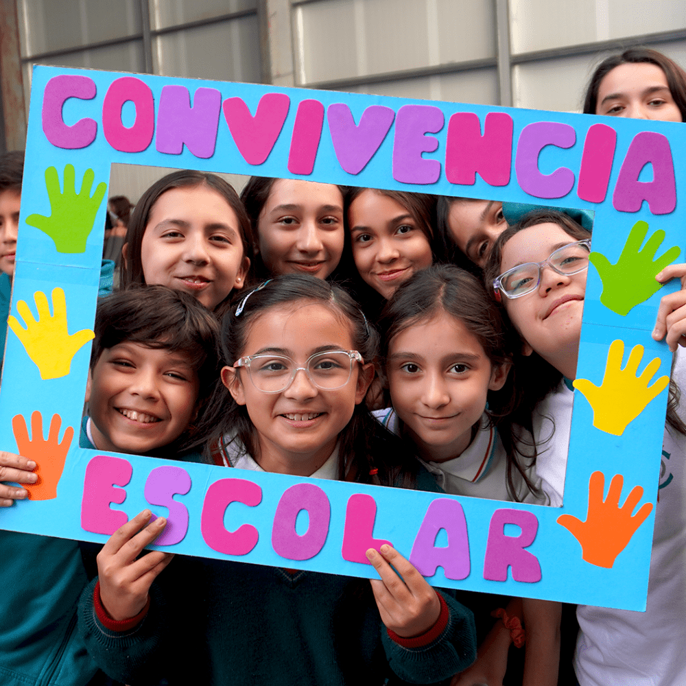 La Superintendencia de educación, trabaja en nuevos lineamientos para uso de tecnología de seguridad en los establecimientos.