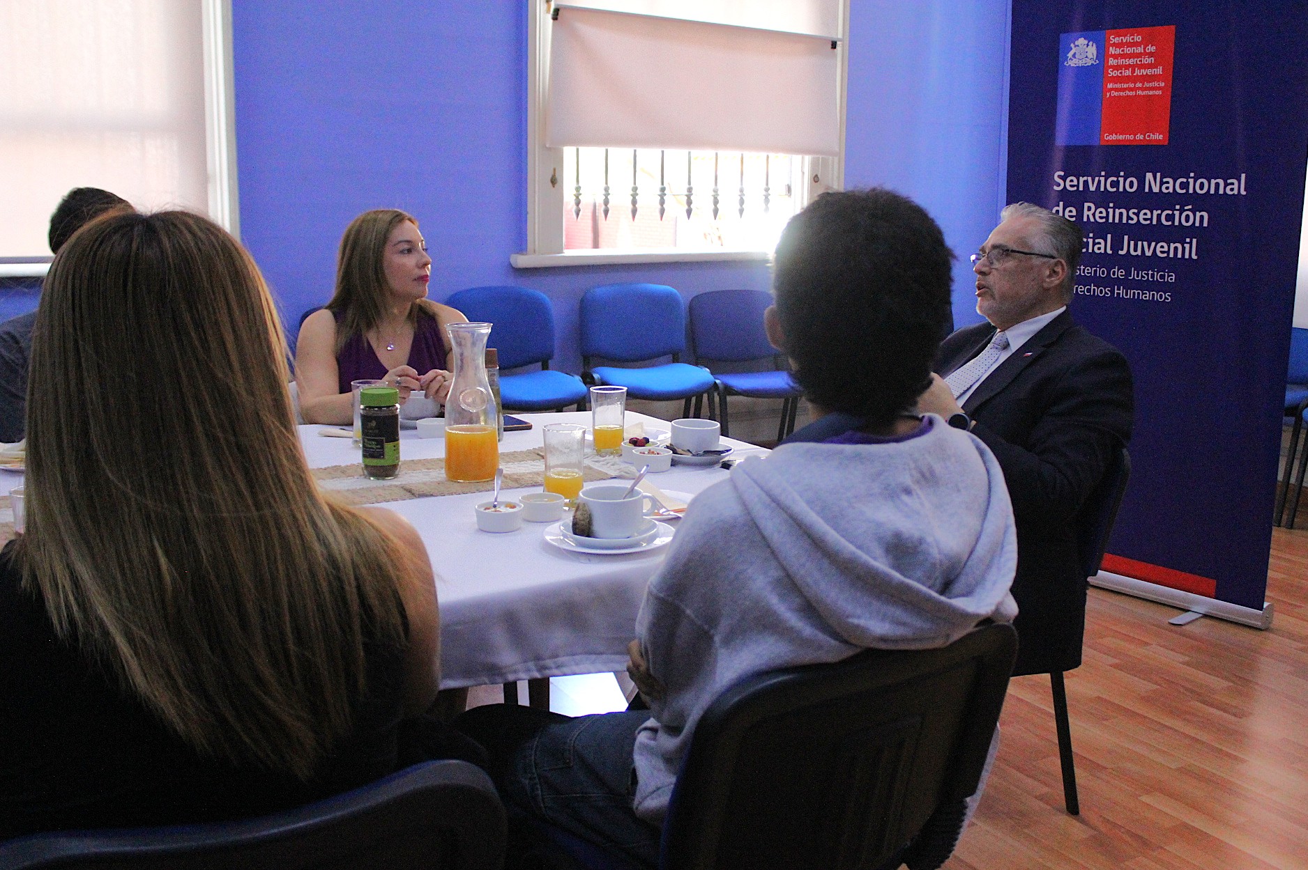 Jóvenes en reinserción ingresan a la universidad y comparten sus experiencias con autoridades.