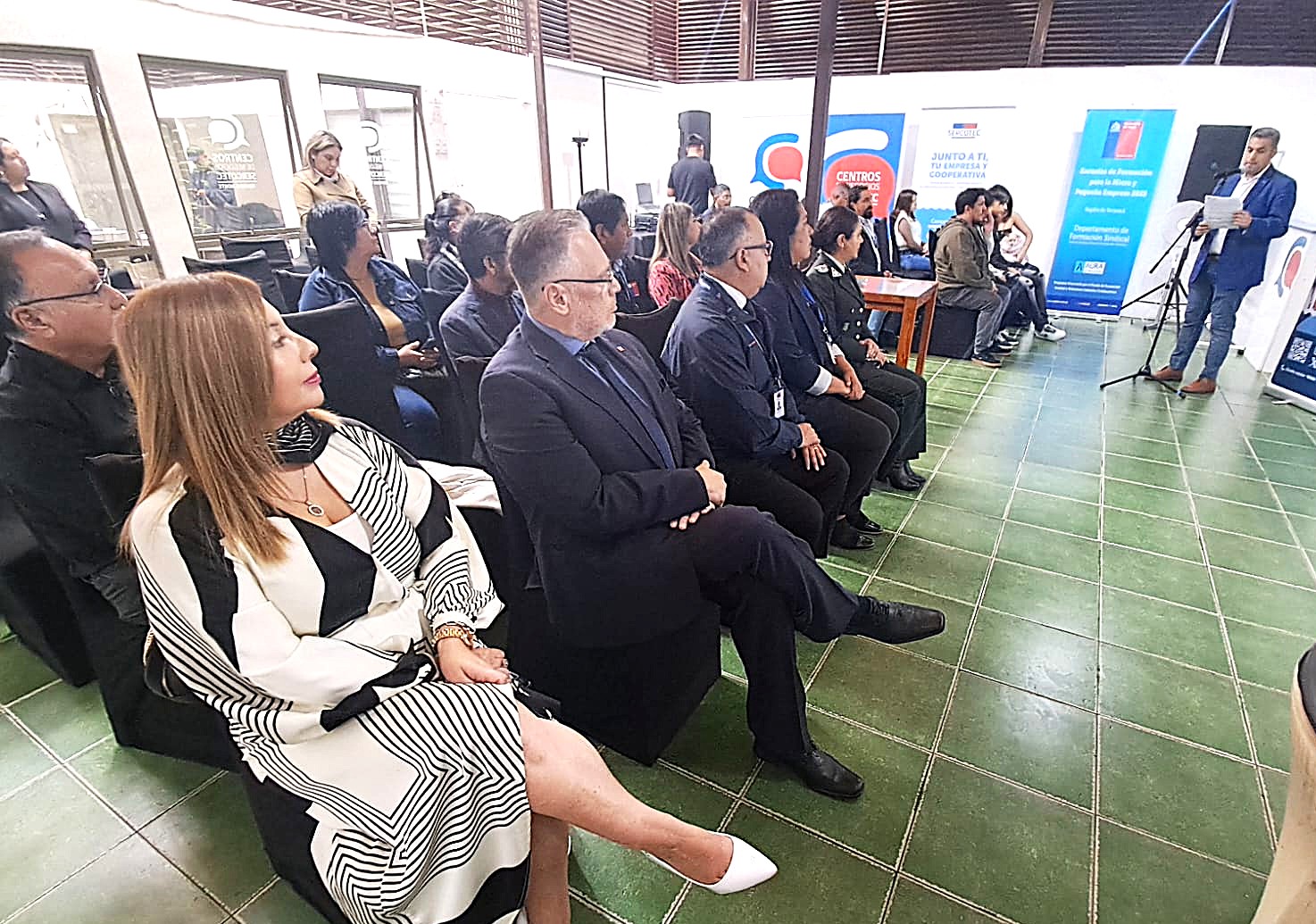 Jóvenes avanzan en su reinserción social y laboral tras recibir certificación de curso de peluquería de Sence.