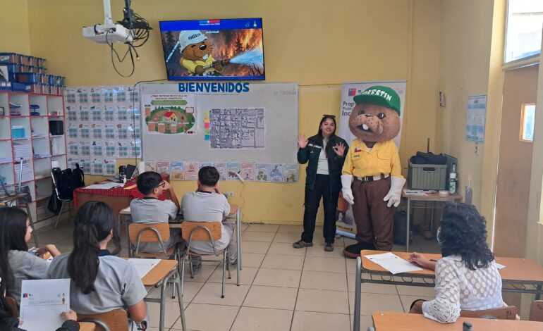 Escuela Estrella del Sur de Pozo Almonte se certifica en programa Escuelas Preparadas para prevenir incendios forestales.