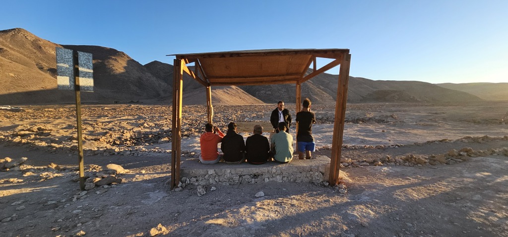 Jóvenes en reinserción disfrutaron de viaje astro patrimonial a Geoglifos de Pintados.