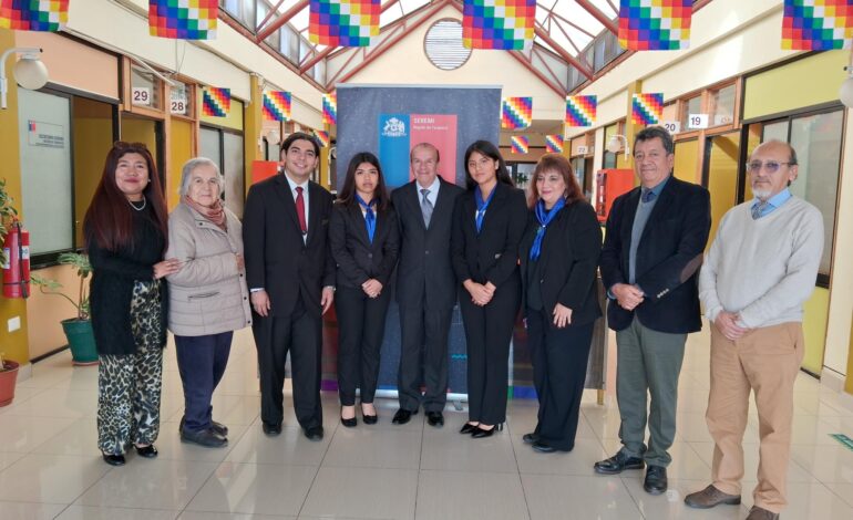 Seremi de Educación Tarapacá, destaca a estudiantes de Iquique que obtuvieron el 2do lugar en competencia nacional de inglés.
