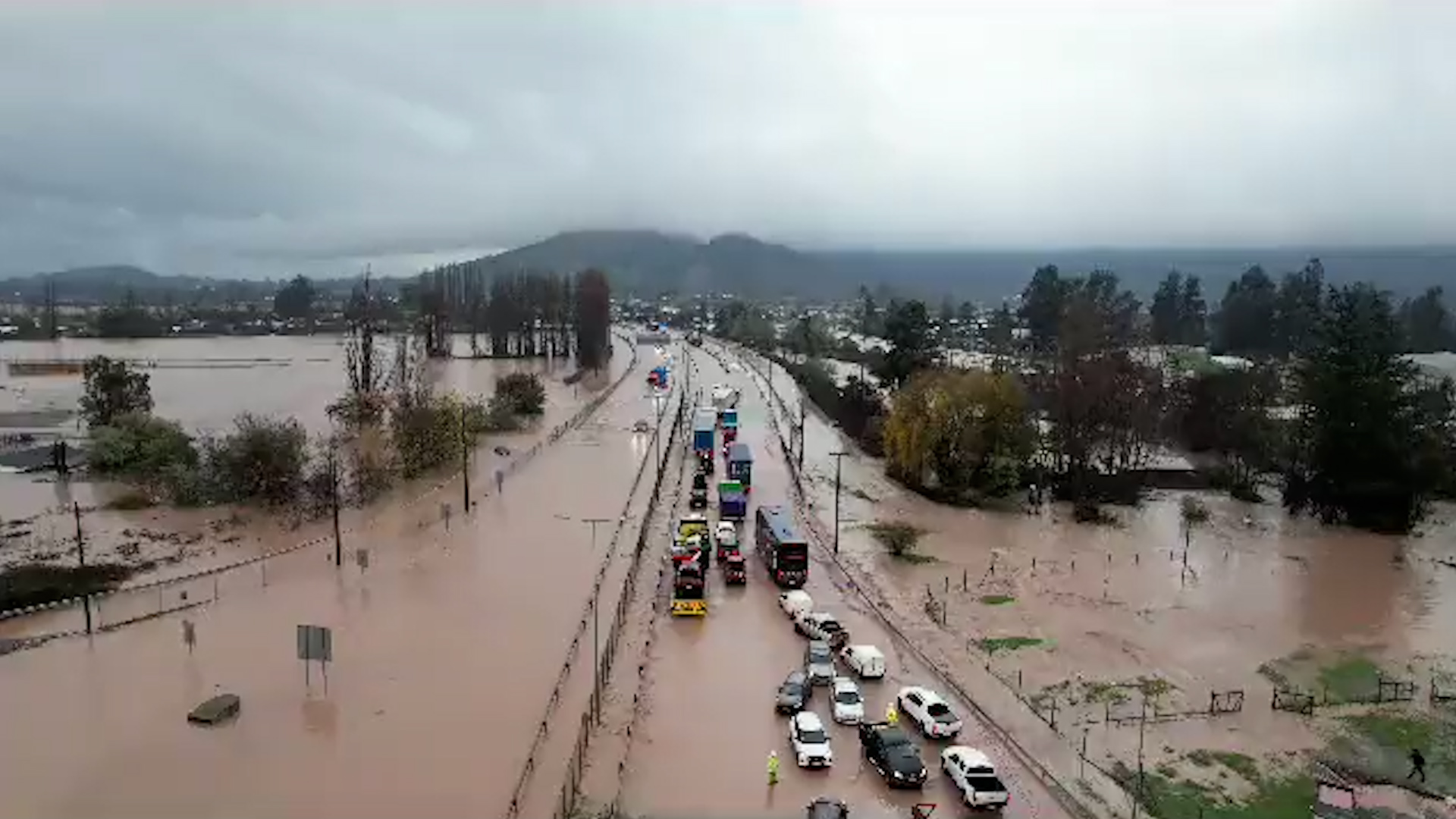 Tren de sistemas frontales sacude a Chile: récords de lluvia, suelos saturados y más agua en camino.