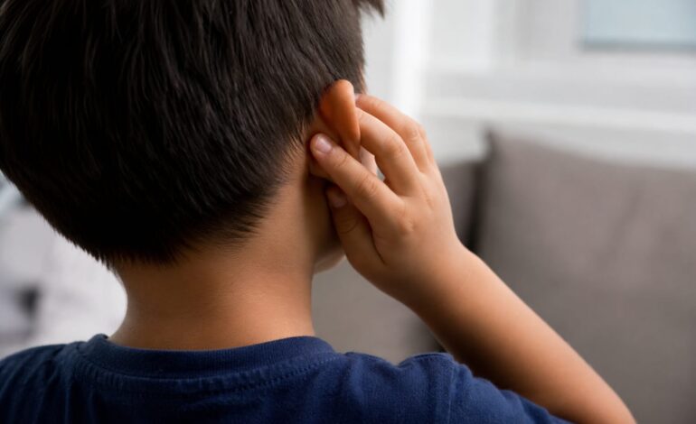 Hipoacusia infantil puede afectar el lenguaje, el aprendizaje y la vida social si no se detecta a tiempo.