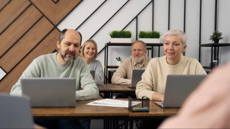 Empleo de personas de 50 a 65 años crece en 75 mil puestos en los últimos 12 meses.