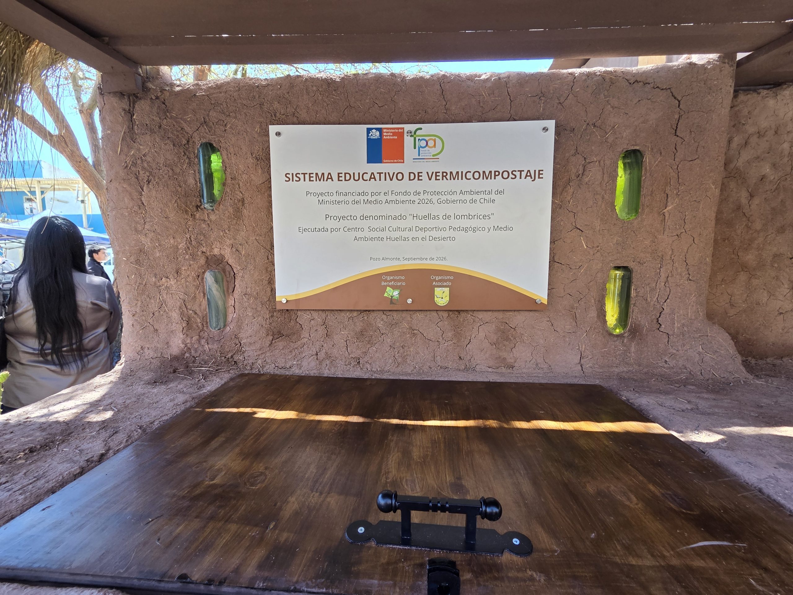 Estudiantes del Liceo de Pozo Almonte construyen una vermicompostera escolar a través de los Fondos de Protección Ambiental.