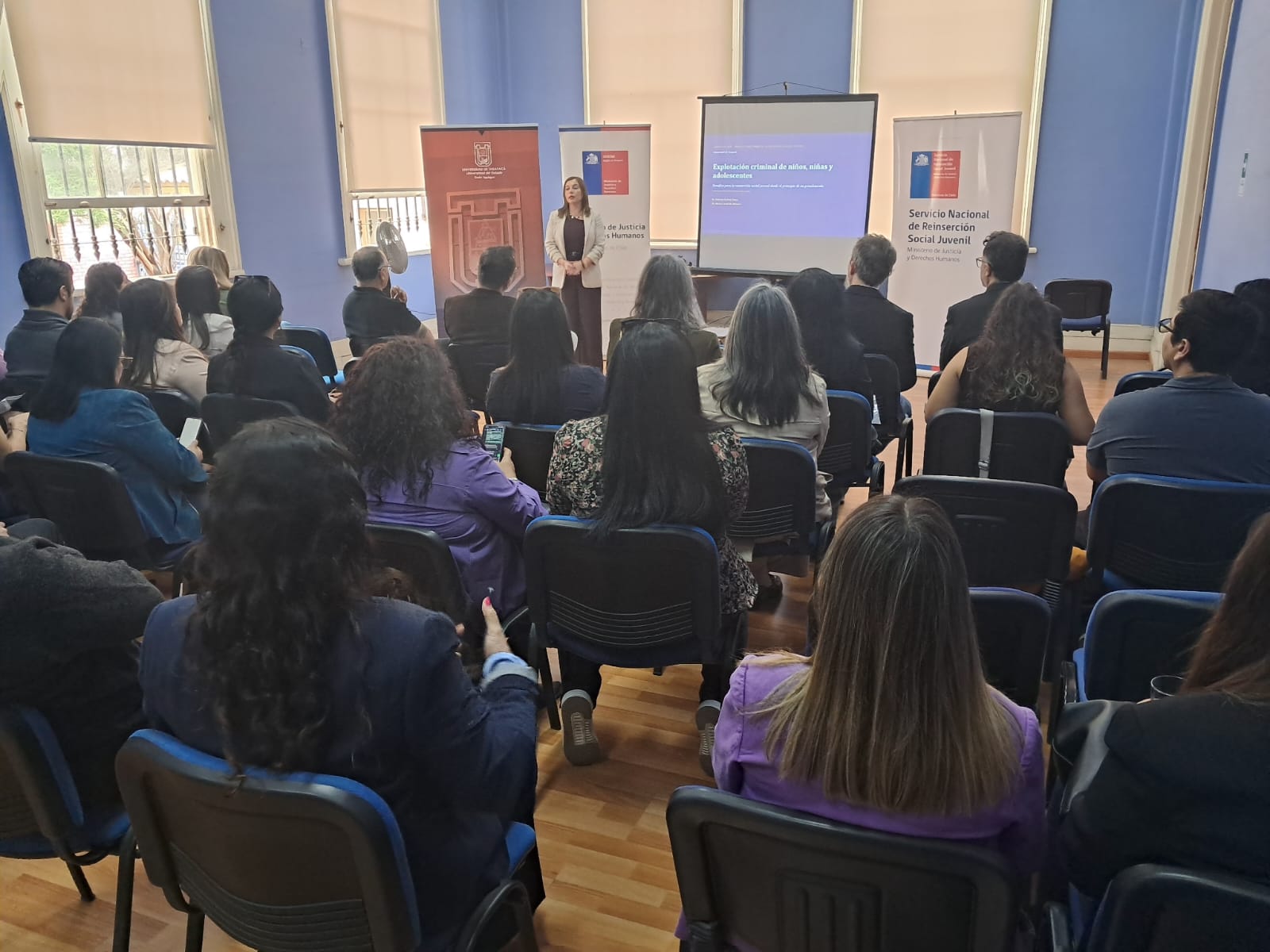 Capacitan a equipos de centros de cumplimiento sobre criminalidad forzada.
